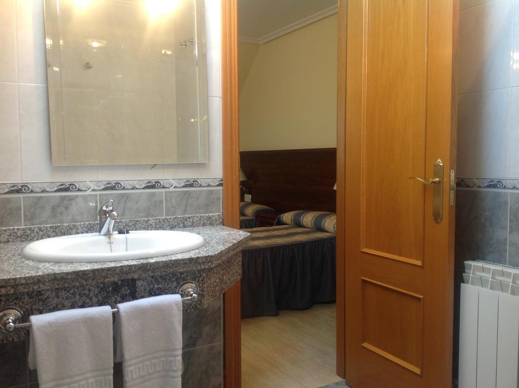 Hostal San Froilan La Virgen del Camino Rum bild
